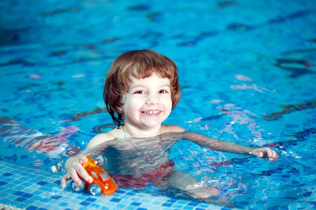 Il bambino nuota in piscina