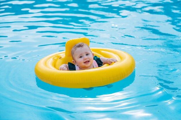 Il bambino nuota in un anello di gomma sul mare