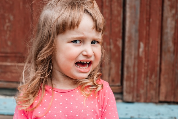 Il bambino orfano dei senzatetto piange per le rovine. Terrorismo, guerra.