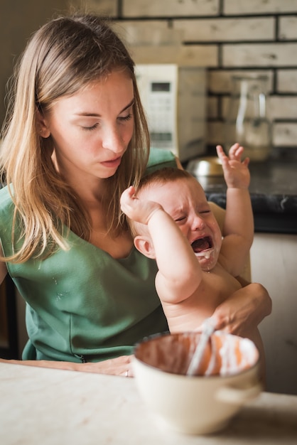 Il bambino piange e si rifiuta di mangiare il porridge di latte