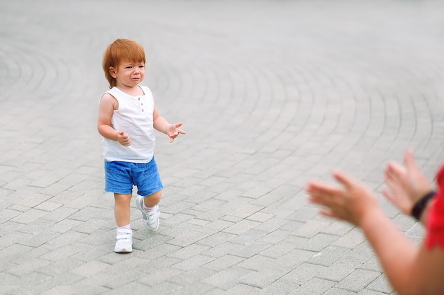 Il bambino piange, si lamenta e cerca il sostegno dei genitori