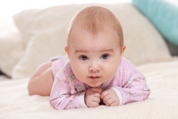 Il bambino piccolo giace sul letto