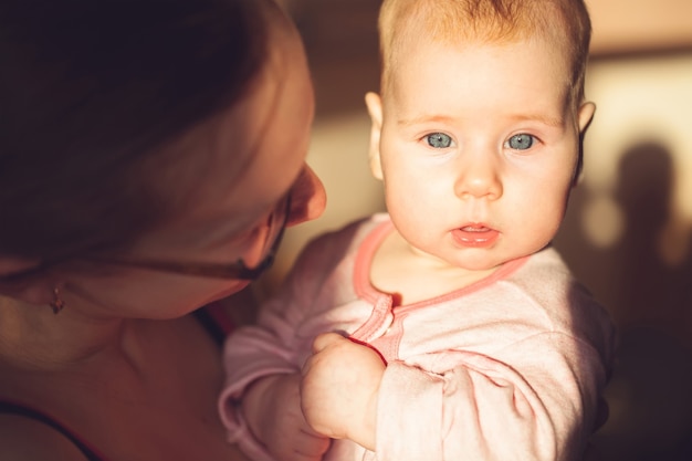 Il bambino piccolo la prima volta guarda il sole primaverile