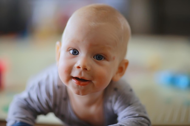 il bambino piccolo sta ridendo sorridendo un bambino allegro