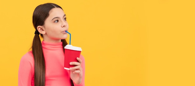 Il bambino premuroso tiene la tazza di plastica con il cacao esprimono le emozioni umane porta via la bevanda Poster orizzontale dello spazio di copia dell'intestazione del banner del viso del bambino isolato