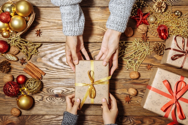 Il bambino prende un regalo