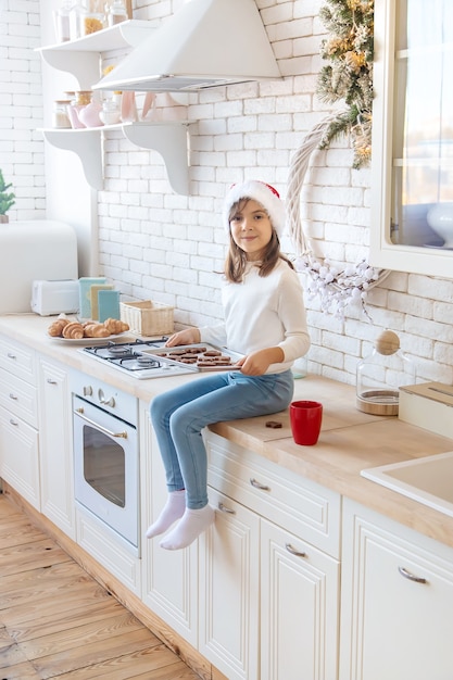 Il bambino prepara e assaggia i biscotti di Natale