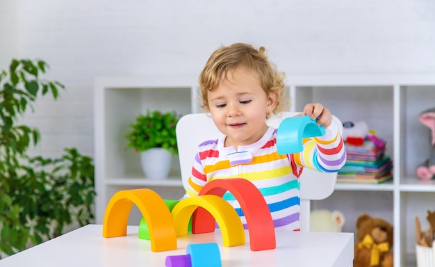 Il bambino raccoglie il fuoco selettivo dell'arcobaleno del costruttore