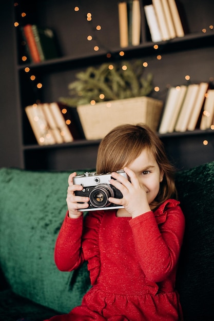 Il bambino scatta foto sfondo retrò fotocamera Natale