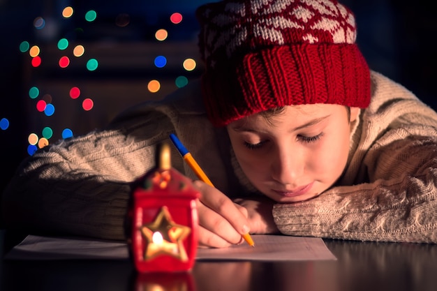 Il bambino scrive una lettera a Babbo Natale