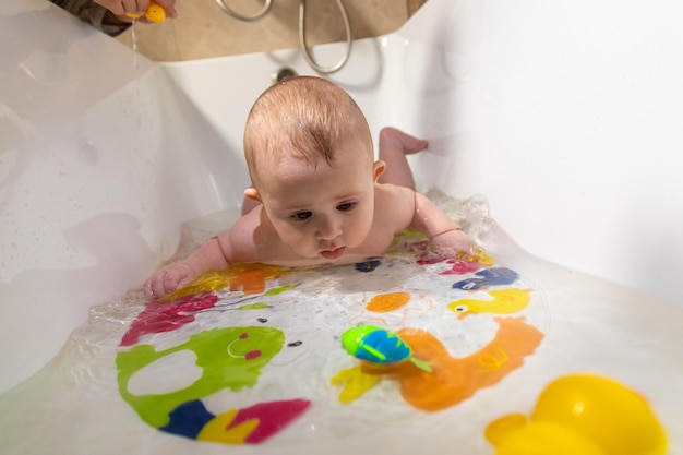 Il bambino si bagna nel fuoco selettivo del bagno