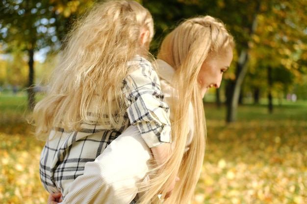 il bambino si diverte con sua madre nel parco cittadino