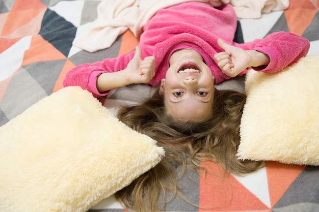 Il bambino si diverte nel tempo libero Bambino giocoso rilassante Pigiama e biancheria da letto in tessuto Pigiama e vestiti