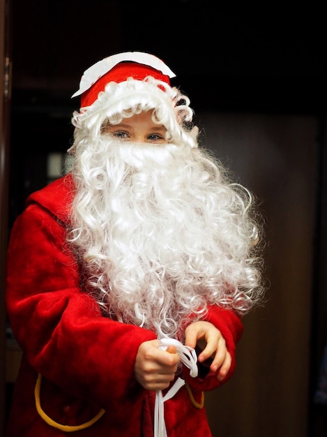 Il bambino si è trasformato in un costume natalizio di Babbo Natale