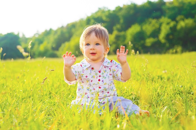 Il bambino si gode la vita.