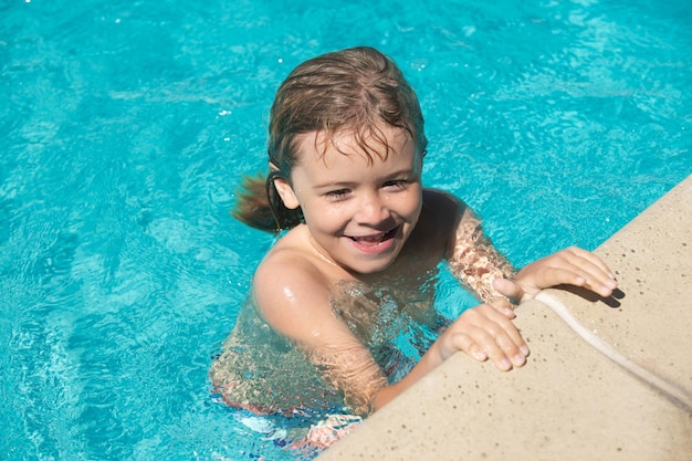 Il bambino si rilassa in piscina estiva il ragazzo pratica il nuoto