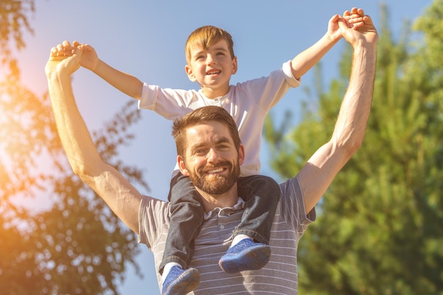 Il bambino si siede sul collo del padre