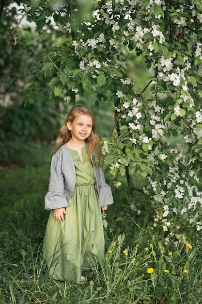 Il bambino si trova vicino a un ciliegio in fiore Bush 1802