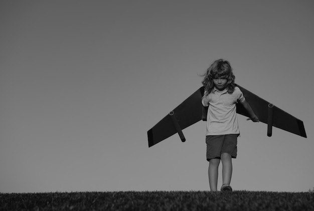Il bambino sogna di diventare un pilota di razzo immaginazione e concetto di motivazione bambino felice che gioca con a