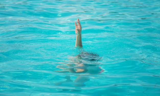 Il bambino sta annegando nel mare. Messa a fuoco selettiva. natura.