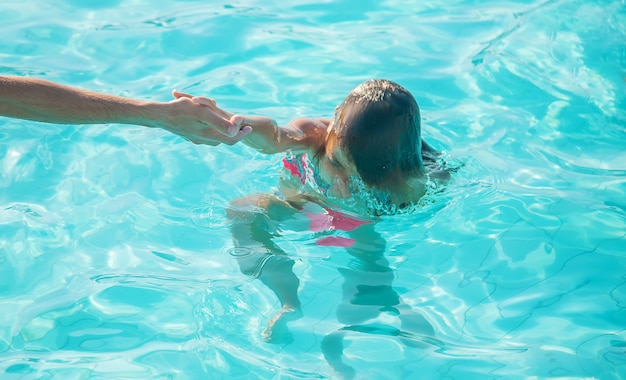 Il bambino sta annegando nel mare. Messa a fuoco selettiva. natura.