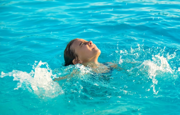 Il bambino sta annegando nell'acqua. Messa a fuoco selettiva.