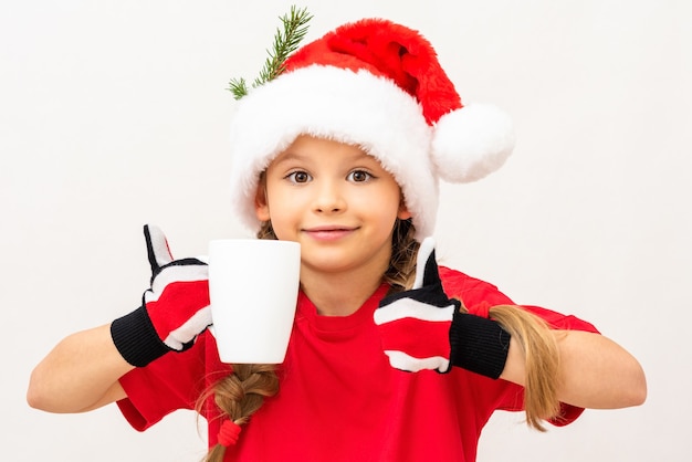 Il bambino sta bevendo una deliziosa cioccolata calda natalizia.