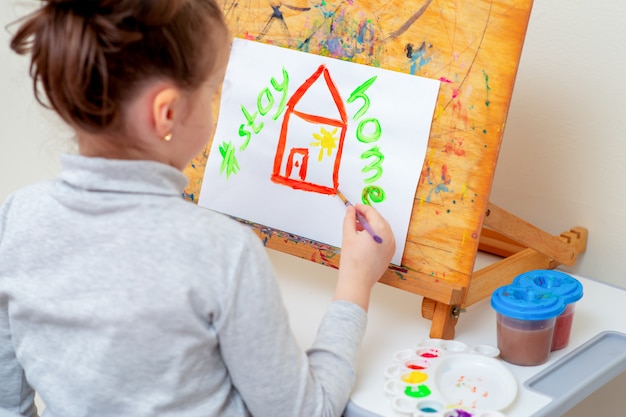 Il bambino sta disegnando casa