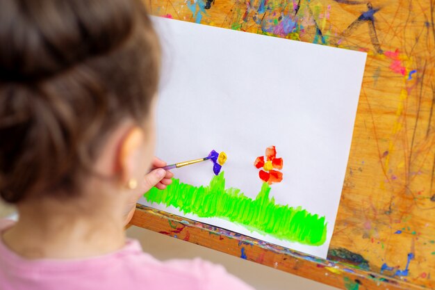 Il bambino sta disegnando fiori