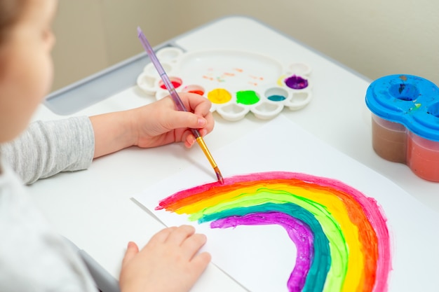 Il bambino sta disegnando l'arcobaleno