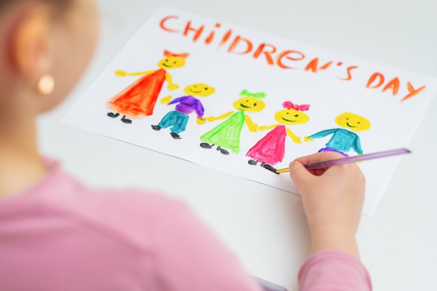 Il bambino sta disegnando la giornata dei bambini felici.