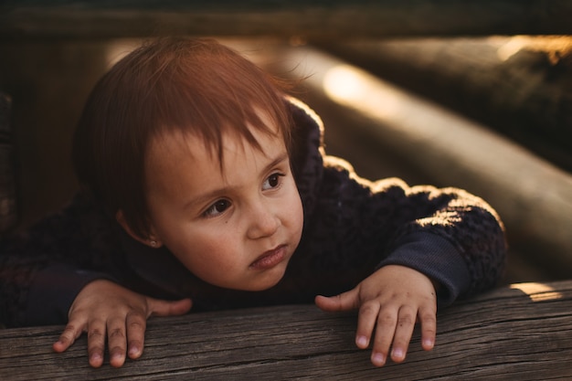 Il bambino sta giocando al parco giochi all'aperto