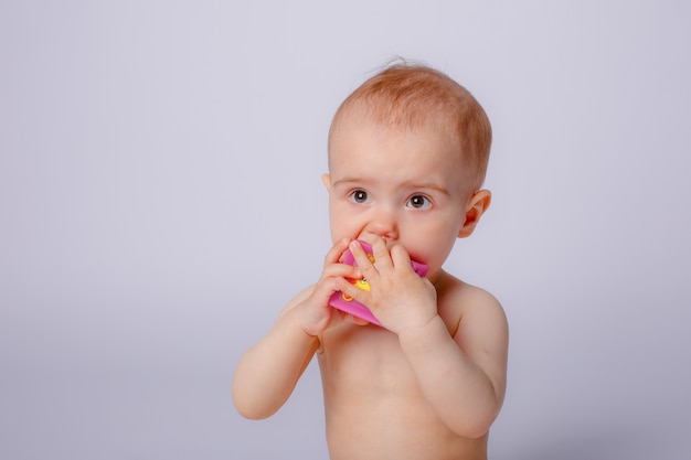 Il bambino sta giocando con cubetti colorati in un pannolino su sfondo bianco