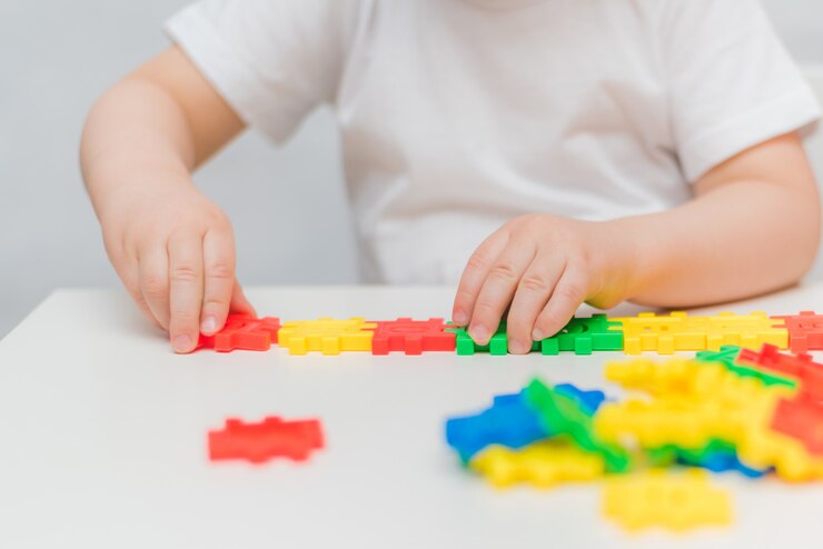 Il bambino sta giocando con il designer a casa