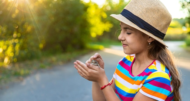 Il bambino sta giocando con la rana Messa a fuoco selettiva