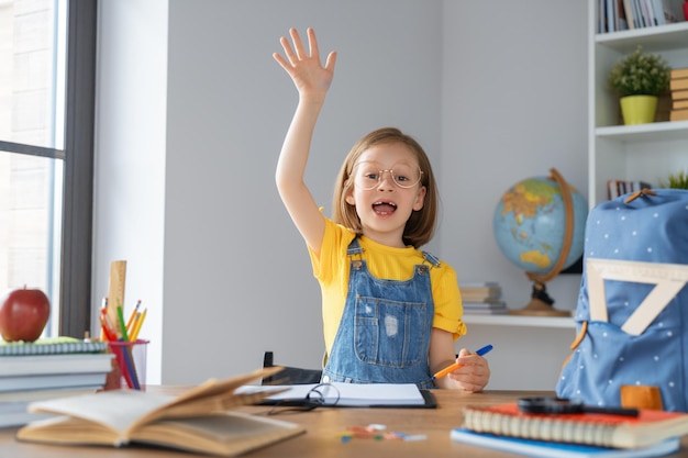 Il bambino sta imparando in classe