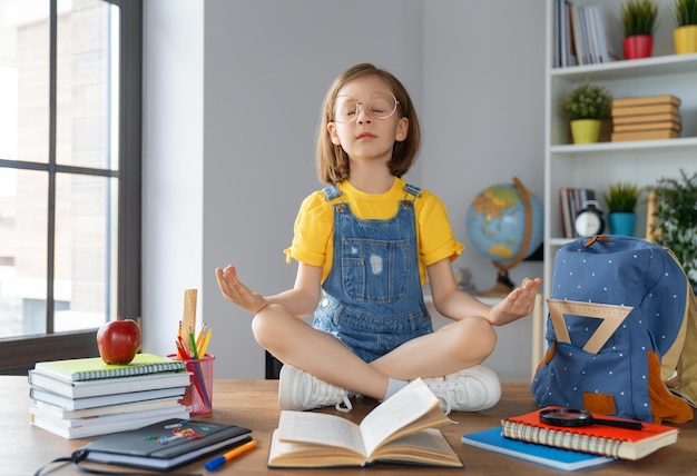 Il bambino sta imparando in classe