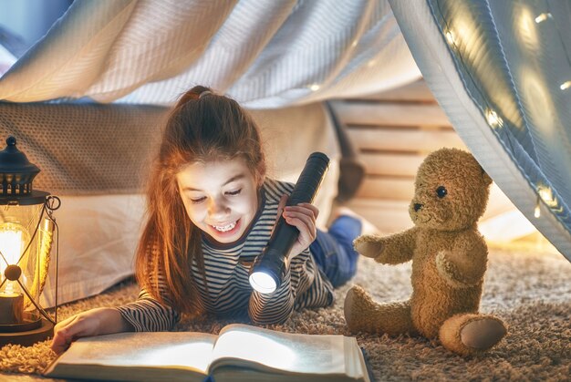 Il bambino sta leggendo un libro