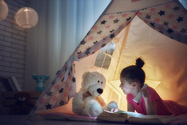 Il bambino sta leggendo un libro