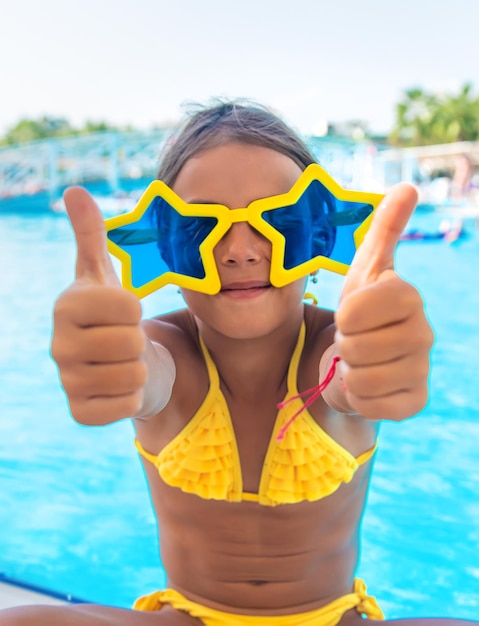 Il bambino sta riposando in piscina. Messa a fuoco selettiva. Bambini.