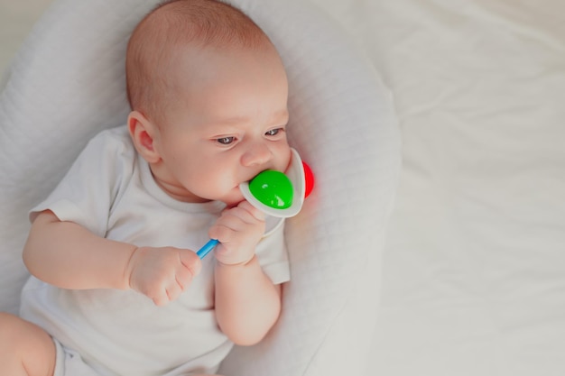 Il bambino sta rosicchiando uno stile di vita sonaglio Giocattoli per bambini