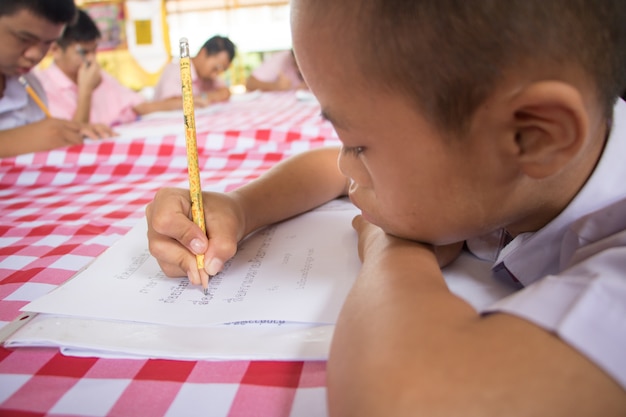 Il bambino sta scrivendo carta