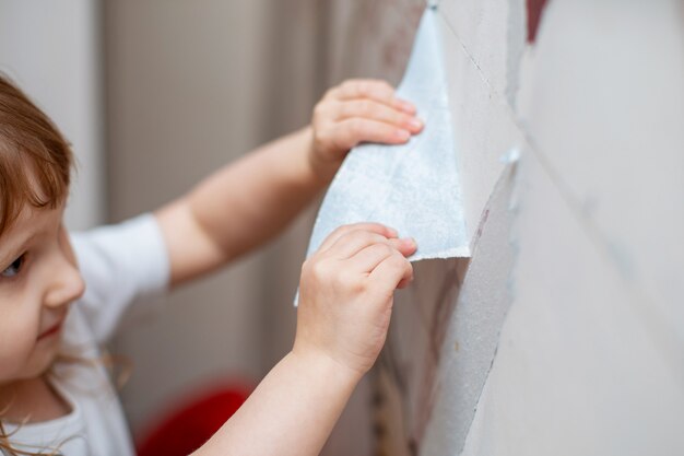 Il bambino strappa lo sfondo