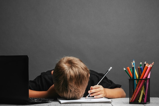 Il bambino studia da remoto a scuola. di nuovo a scuola