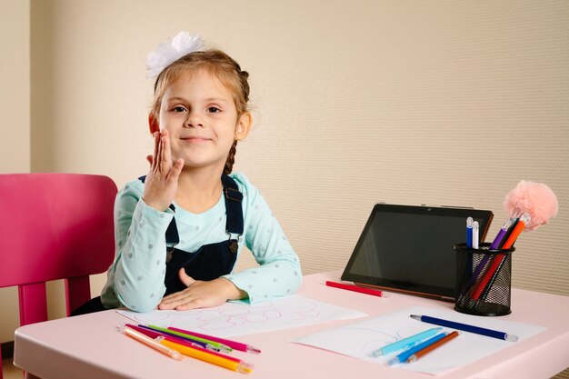 Il bambino studia da remoto a scuola