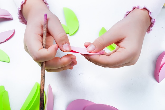 Il bambino taglia un uovo per Pasqua di carta.