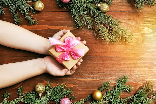 Il bambino tiene in mano un regalo. Le mani di un bambino. Preparazione per la vacanza