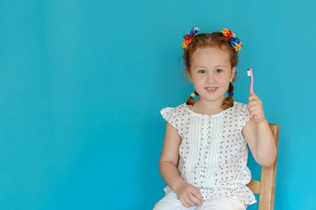 Il bambino tiene in mano uno spazzolino da denti