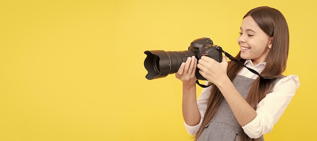 Il bambino usa la fotocamera digitale bambino felice che fotografa scuola di fotografia hobby o carriera futura Fotografo bambino con banner poster orizzontale con fotocamera con spazio per la copia
