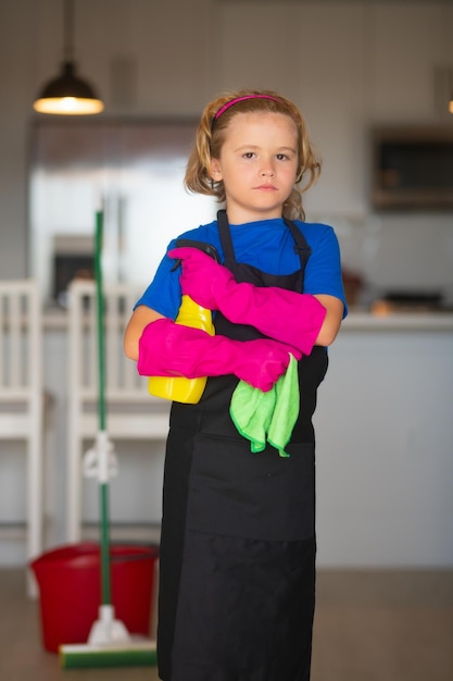 Il bambino usa lo spolverino e i guanti per la pulizia Divertente bambino che pulisce la casa Accessori per la pulizia dei prodotti per la pulizia Pulizie domestiche e domestiche